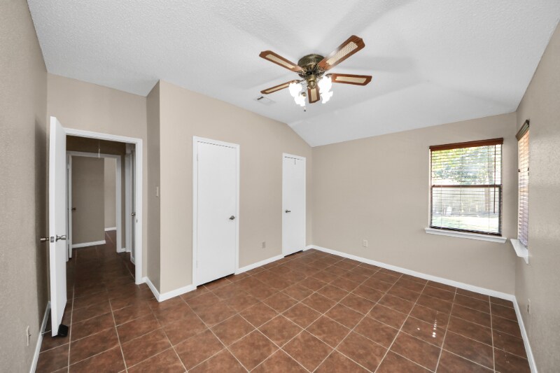 Building Photo - 2102 Rolling Glen Dr