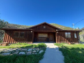 Building Photo - Single-Story Horse Property on 2 Acres in Canyon Country!