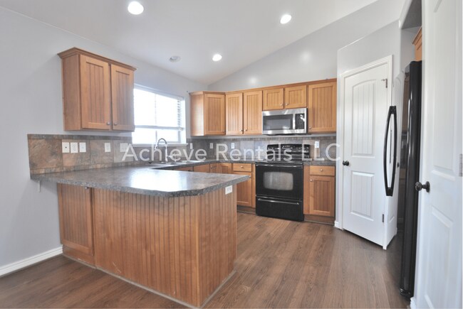 Building Photo - 564 800 E