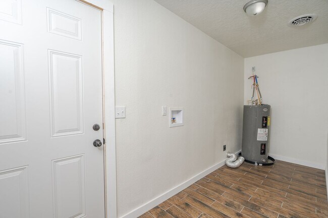 Building Photo - 4 BEDROOM 3 BATHROOM HOUSE FOR RENT