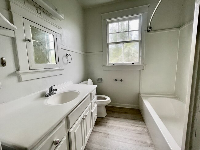 Building Photo - AVAILABLE JUNE 2026 Stunning 3 bed/2 bath ...