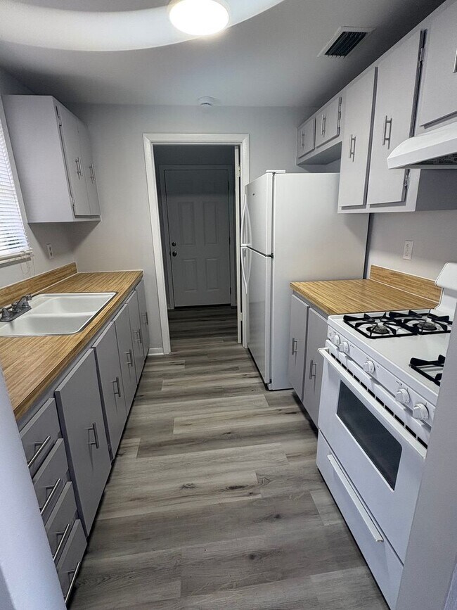 Building Photo - Great 2 large Bedrooms and 2 bath Beauty! Wonderful location. Call Sheila 407-687-7900