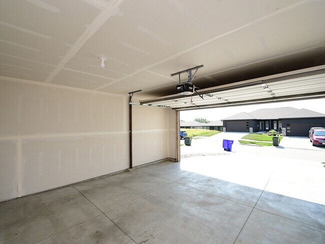 Building Photo - Charming 3-Bedroom Home in Quiet Omaha Nei...