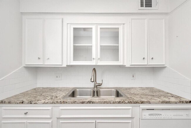 Building Photo - 2744 Briarhurst Dr