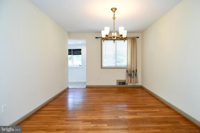 Building Photo - 4842 Randolph Dr