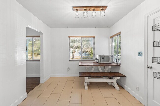 Building Photo - "Charming 3-Bed, 2-Bath Oasis in the Heart of Saint Petersburg – 1,366 Sq Ft of Comfort!"