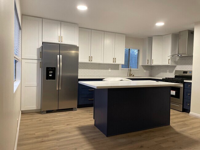 Building Photo - 1385 N Marengo Ave