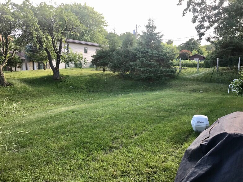 No house on the left side of house Locked on a cul de sac. - 202 Division St S