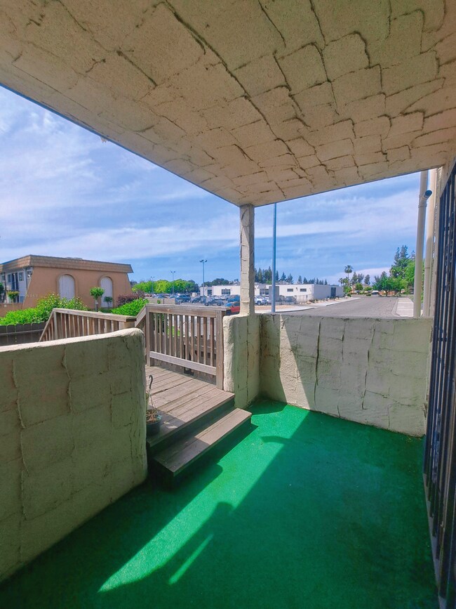 Building Photo - Beautiful 2 Bedroom Condominium Near Fashi...