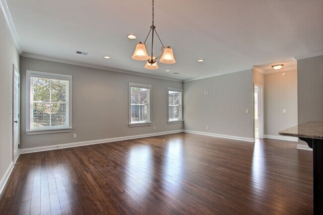 Building Photo - 554 Nicoll St