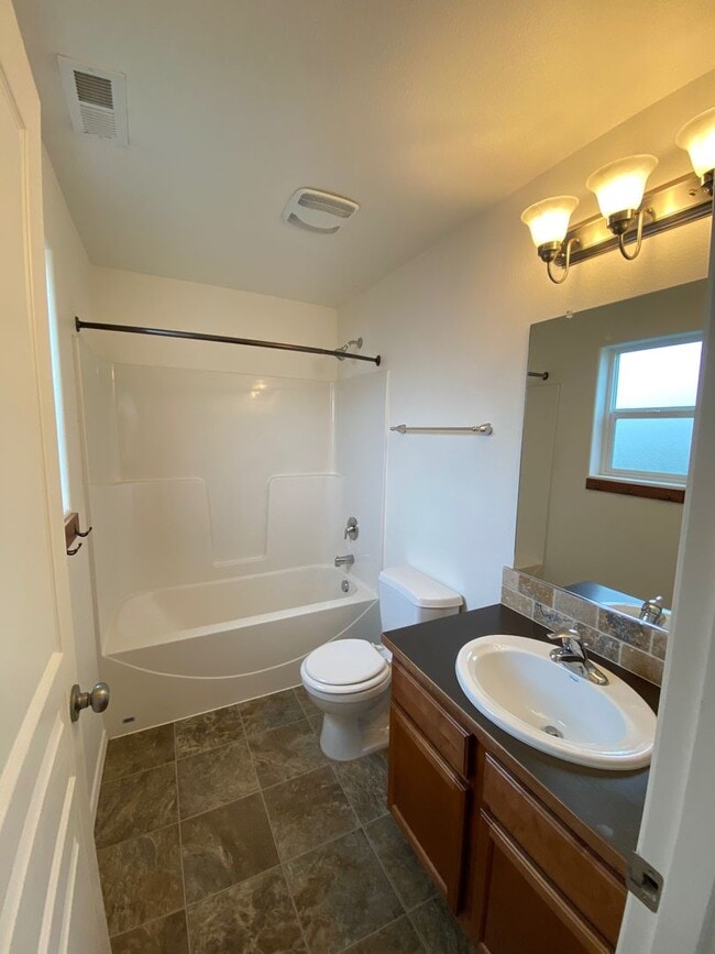 Building Photo - Beautiful 3 bed/2.5 bath with open floorplan!