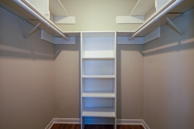 Building Photo - 5810 Meadowview Rd