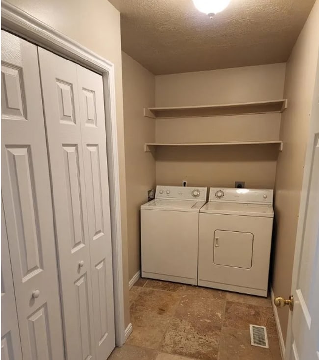 Building Photo - 2 Bed 1 Bath Upper Condo - with Optix inte...