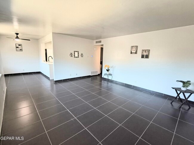 Building Photo - 333 Eubank Ct