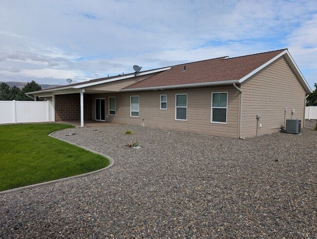 Building Photo - Gorgeous 3 Bed 2 Bath Clarkston Townhouse ...