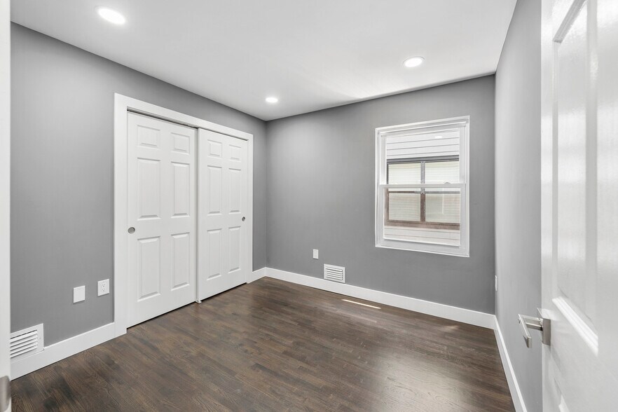 room 2 - 1117 Chestnut St