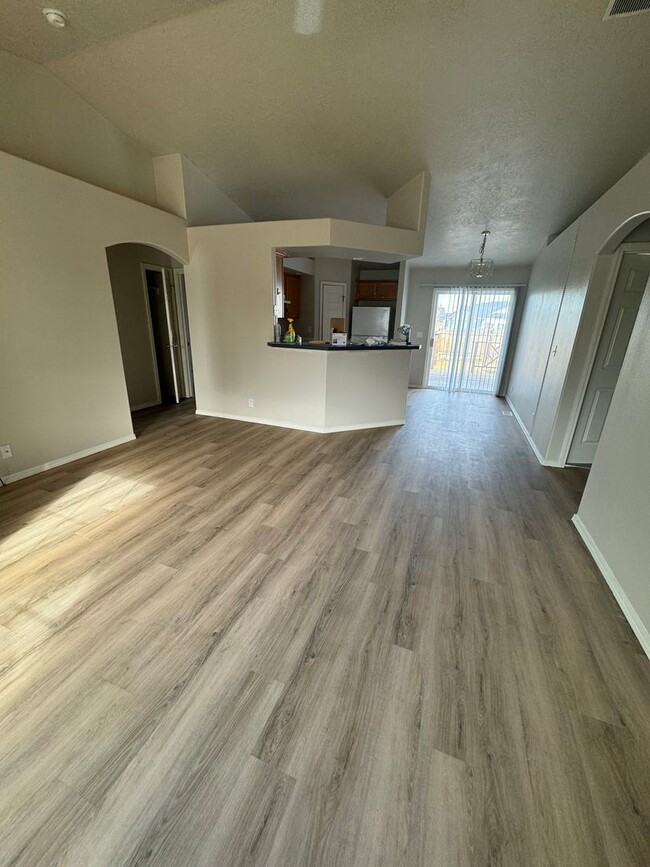 Building Photo - Great Home with New Floors!