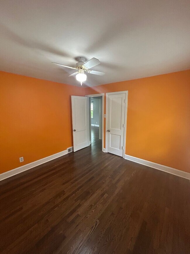 Building Photo - Spacious 4 bedroom 1 Bath Home with Tons o...
