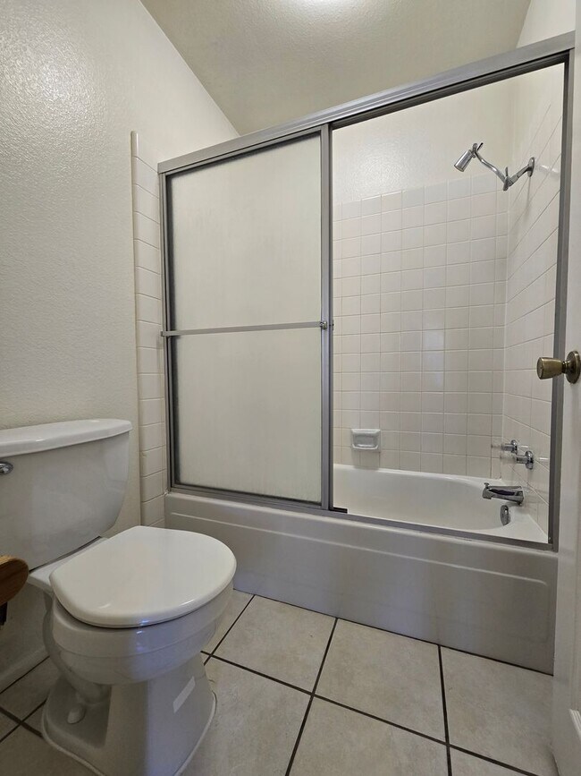 Building Photo - An Amazing Henderson 3 Bedroom Townhome!!