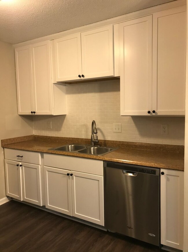 Building Photo - 3 bedroom 2 Bathroom Home in a Cul-de-sac