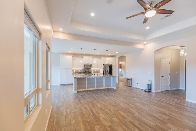 Building Photo - Modern 4 Bed 3 Bath - Pets Allowed!