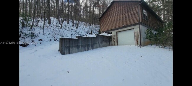 Building Photo - 320 Moss Hill Rd