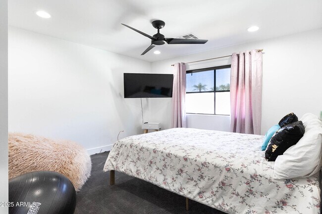 Building Photo - 4421 E Earll Dr