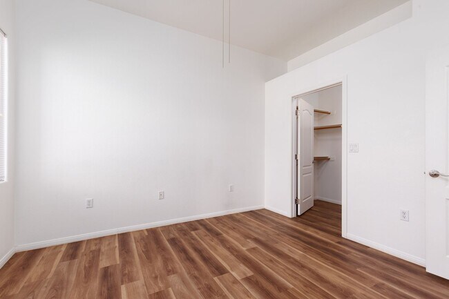Building Photo - 1st floor two bedroom in upscale NW commun...