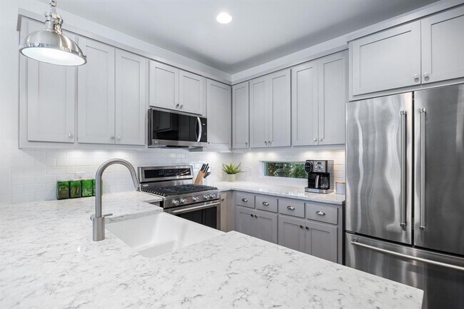 Building Photo - 2703 Halcyon Dr