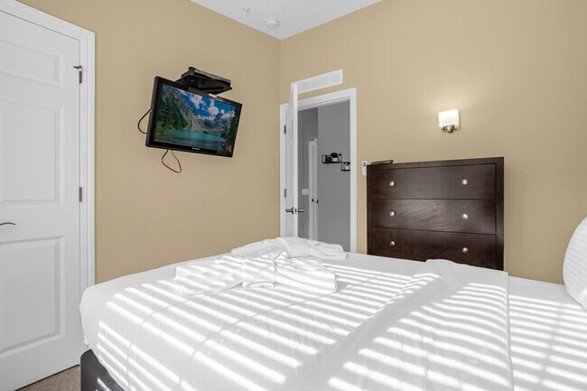 Building Photo - 14590 Damai Ln