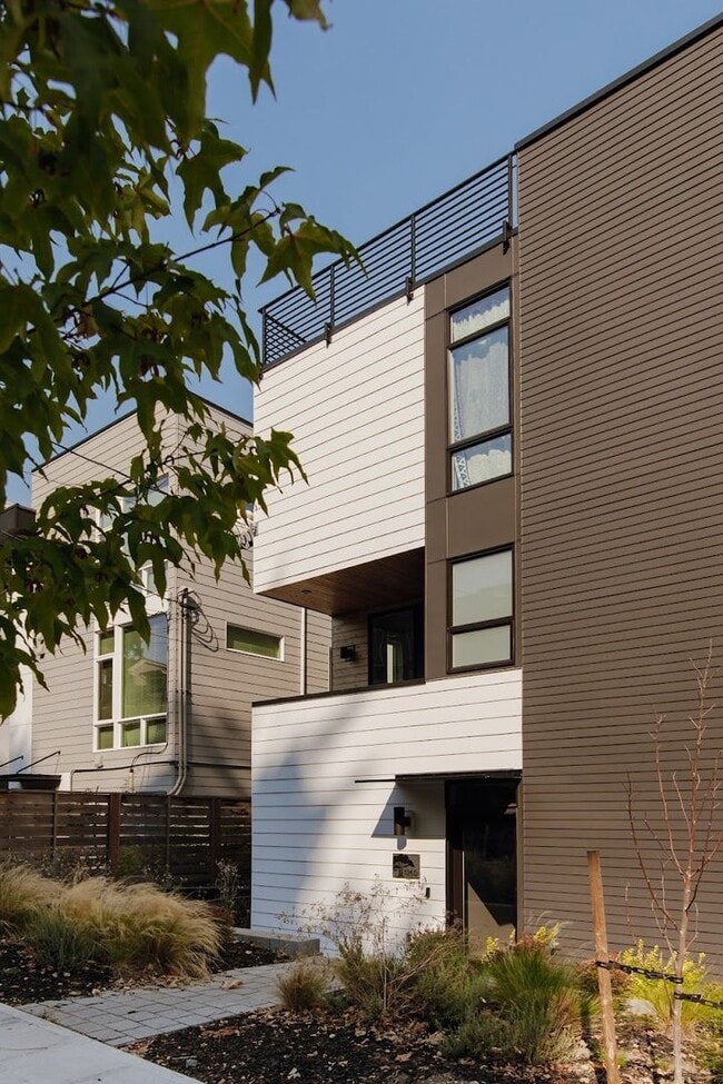 Building Photo - Modern 3 Bed, 3.5 Bath Townhouse for Rent