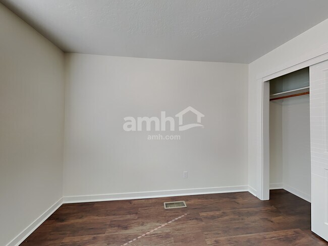 Building Photo - 754 N Scotney Ave