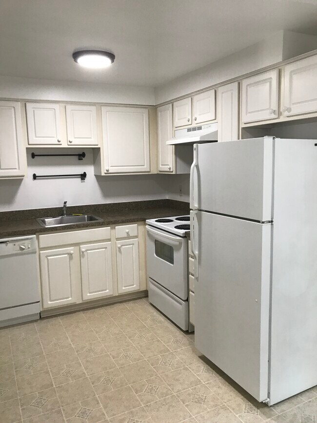 Kitchen - 4605 SE 35th Place (front)
