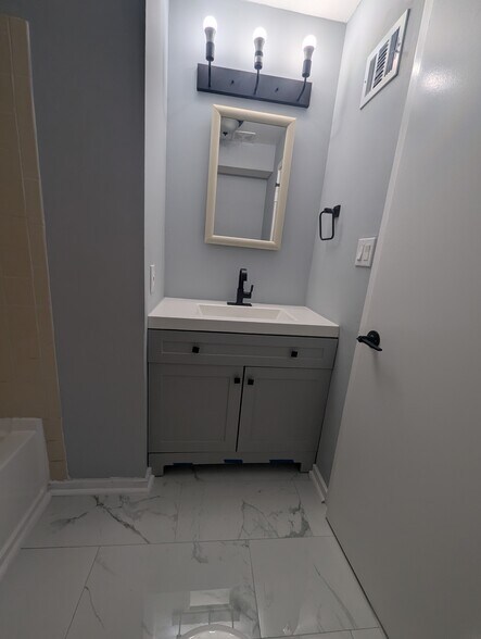 Building Photo - 3145 Hawthorne Dr NE