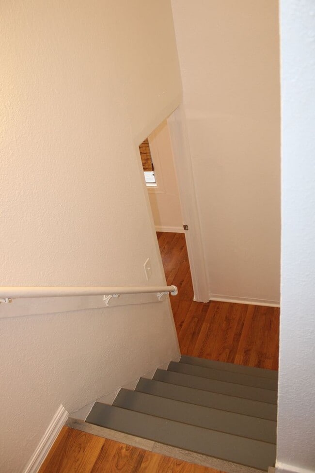 Building Photo - 3 Bedroom, 2 Bath in Single Family Home with BONUS Room Close to Downtown Pittsburg/BART