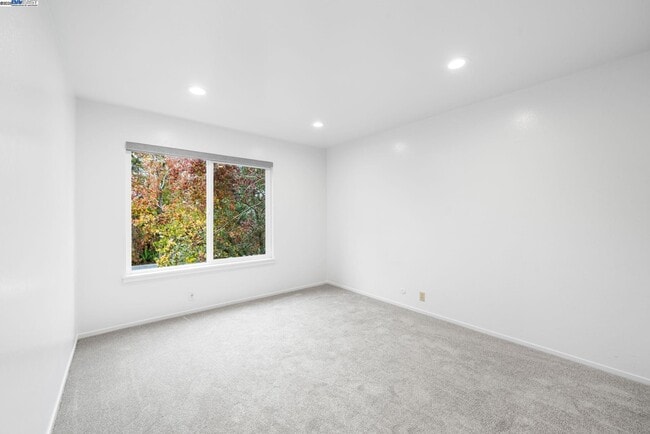 Building Photo - 695 Mariposa Ave