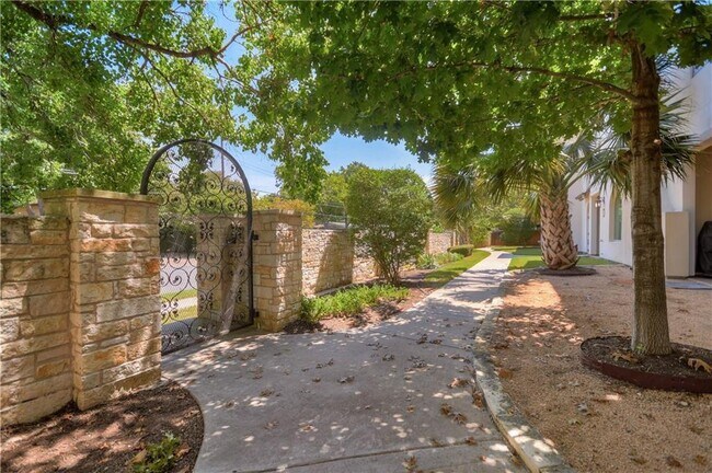 Building Photo - 2207 Pasadena Dr