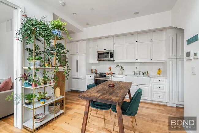 Primary Photo - 278 Nassau Ave