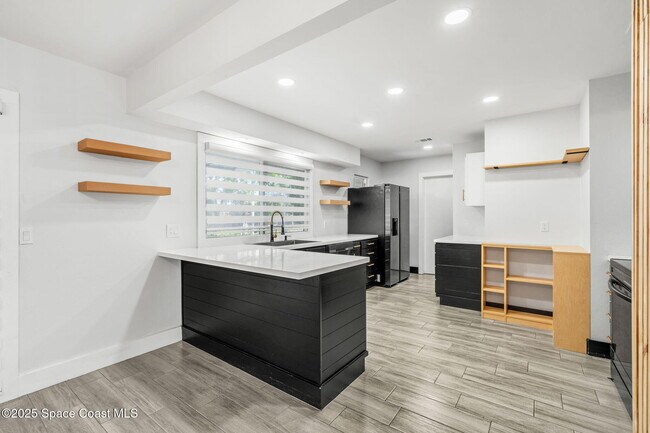 Building Photo - 1310 Mariposa Dr NE