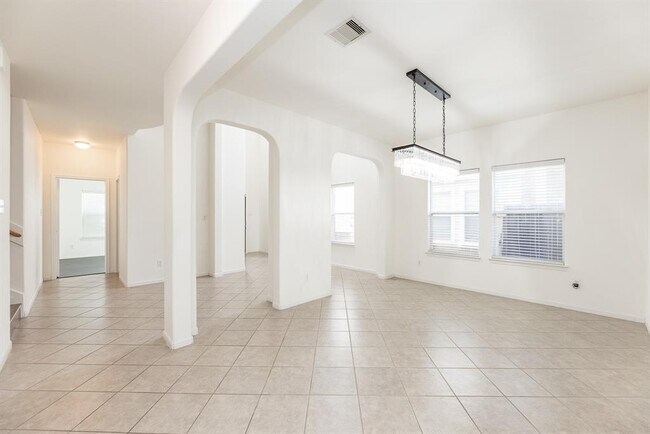 Building Photo - 25951 Ravenside Dr