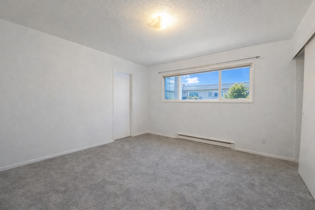 Building Photo - Open & Bright SW Portland 3 Bedroom Home - End Unit & Nature Views