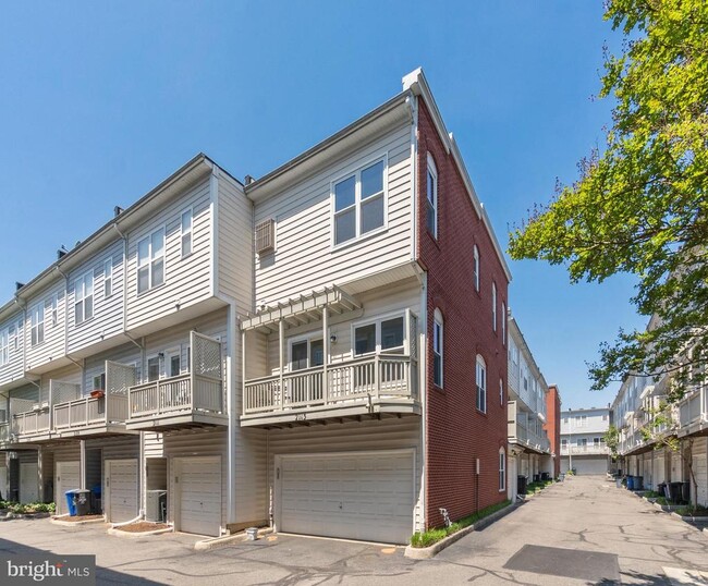 Building Photo - 2113 12th Pl NW