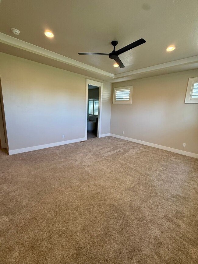 Building Photo - Welcome to this stunning 5-bedroom, 3.5-ba...