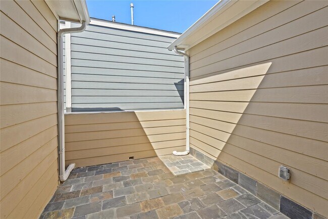 Building Photo - 2116 Bidwell Dr