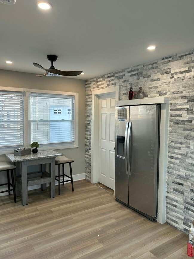 Building Photo - 921 Stratford Ln