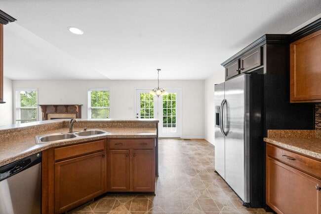 Building Photo - 3 Bedroom 2 Bath Pet Friendly Home For Ren...