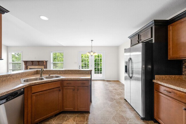 Building Photo - 3 Bedroom 2 Bath Pet Friendly Home For Rent Near Post!