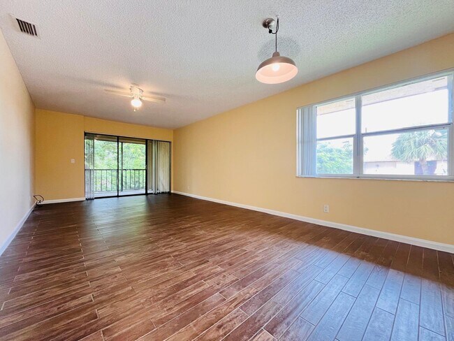 Building Photo - 5985 Forest Hill Blvd