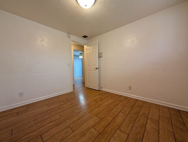 Building Photo - 3-Bedroom, 1-Bath Home Near River Road In ...