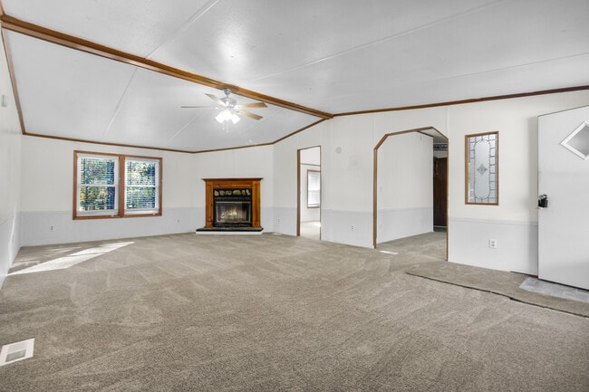 Building Photo - 220 Tree Ln